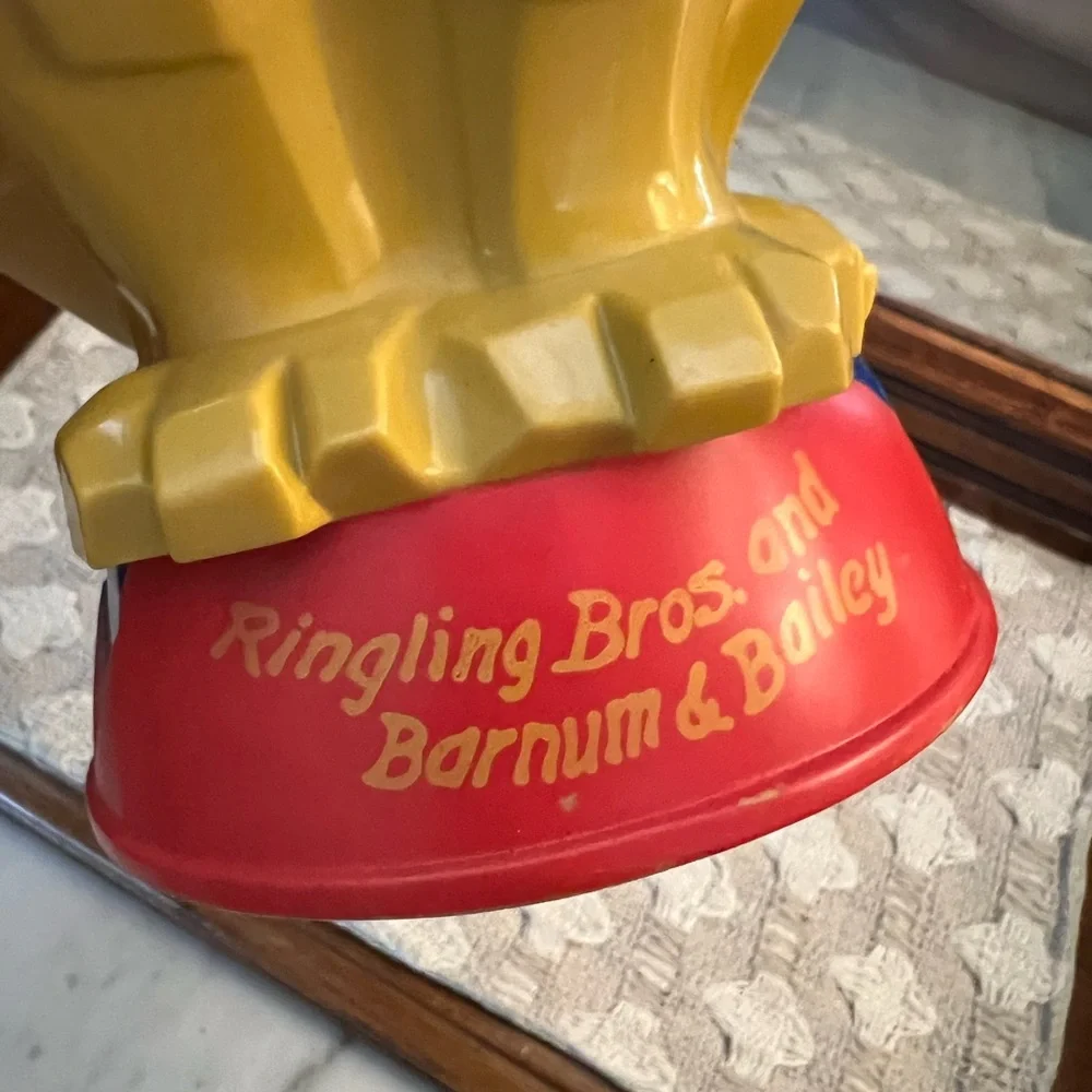 RINGLING BROTHERS & BARNUM & BAILEY Vintage Lion Souvenir Mug with Hinged‎ Lid